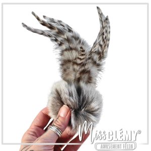 boule fourrure de lapin et plume, jouet pour chat