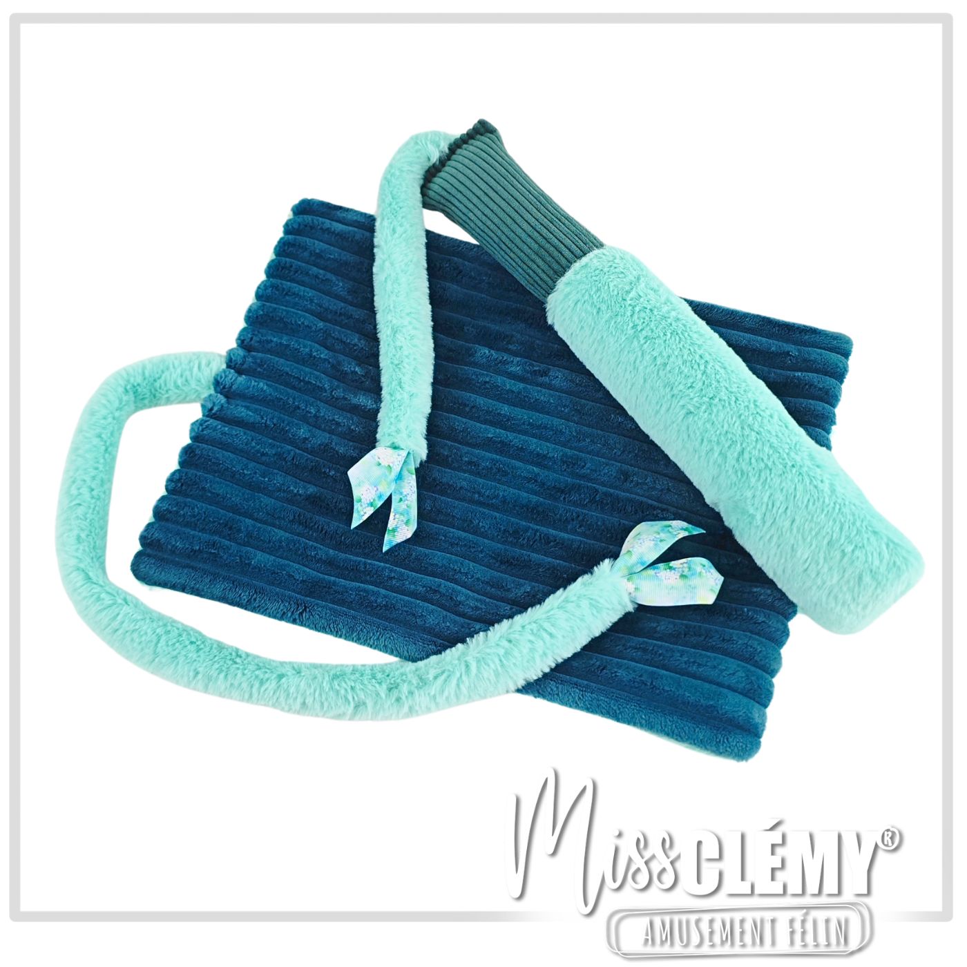 tapis velours et peluche abec un grand kicker pour chat