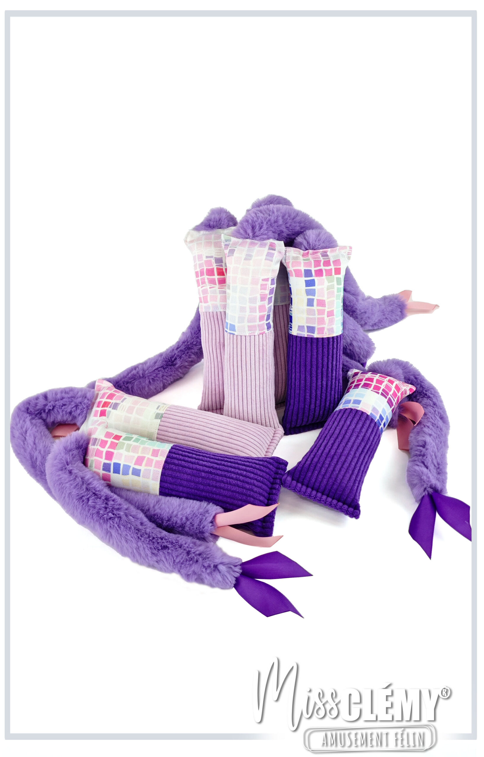 plusieurs kickers boudin à frapper pour chat, mauve et violet avec queue en fourrure