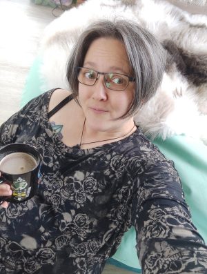 l'artisane derrière les missclémy, buvant son café dans une tasse slytherin